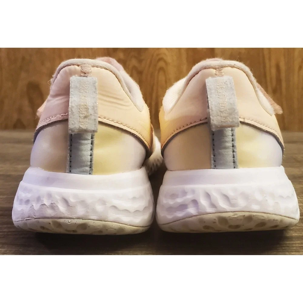 Nike Revolution‎ 5 SE Sneaker Shoes Youth Size 13 Pink